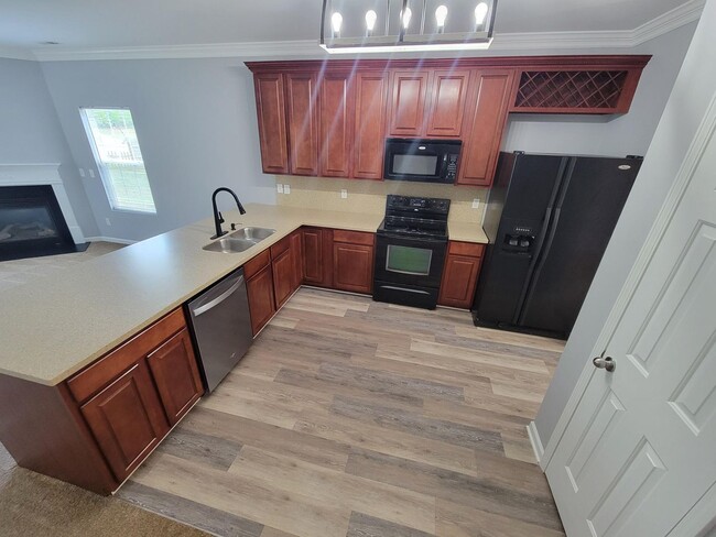 Building Photo - Stunning 4-Bedroom Home for Rent – Availab...