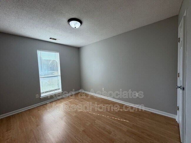 Building Photo - 130 Oaks Edge Dr