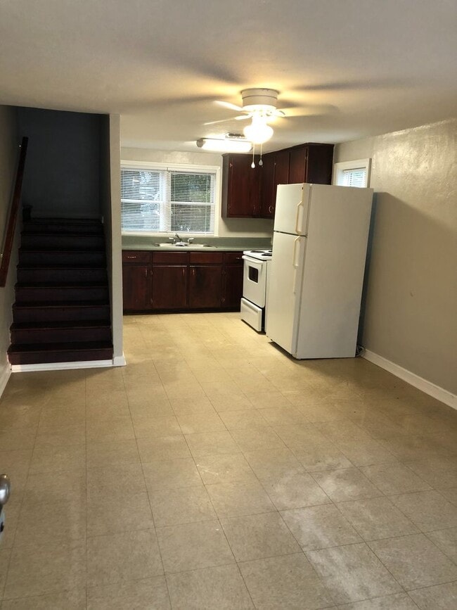 Building Photo - 2 Story Home Offering 3 bedrooms and 1 bath