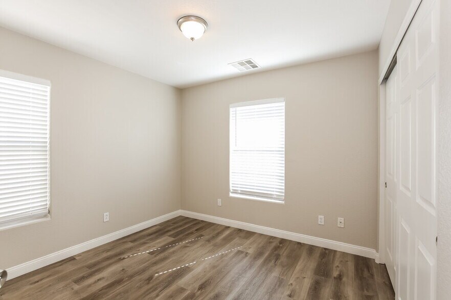 Building Photo - 8573 Primula Ct