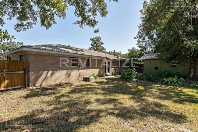 Building Photo - Brick 3BD 2BA with Large Private Yard!