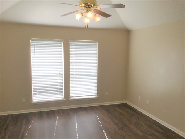 Building Photo - 208 Hollander Ct