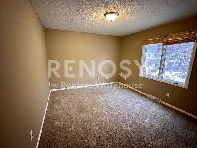 Building Photo - 5 Bedroom 3 Bathroom Single Family Home in Burnsville