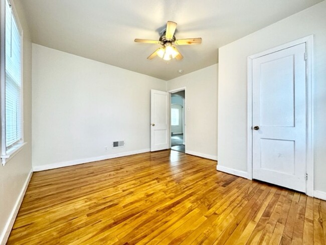 Building Photo - Spacious 3 Bedroom 1 Bath Single Family Ho...