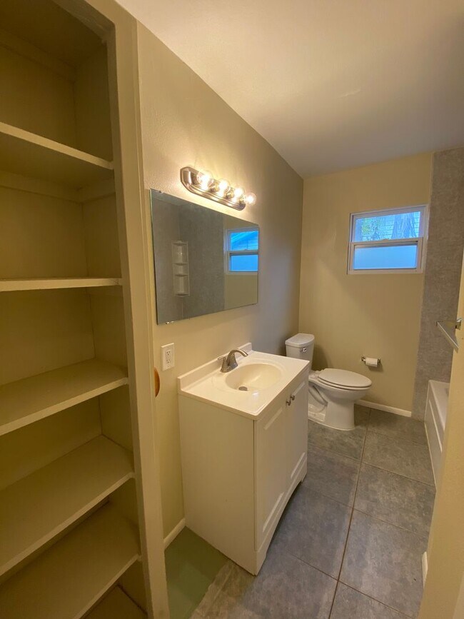 Building Photo - 2 Bedroom house for rent