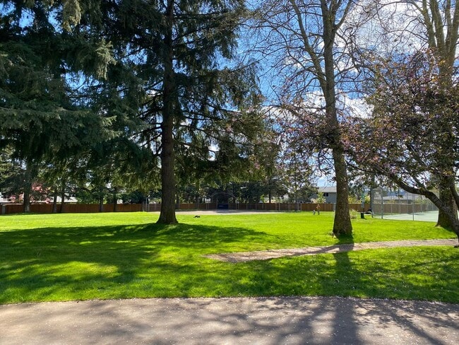 Building Photo - 3Bd/1.5Ba Kirkland House