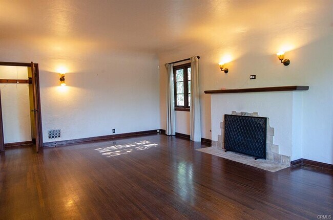 Building Photo - 1720 Paloma St