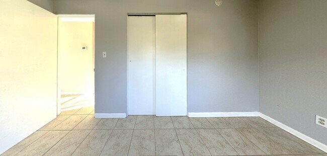 Building Photo - 5566 Kelly Dr N