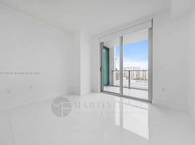 Building Photo - 300 Sunny Isles Blvd