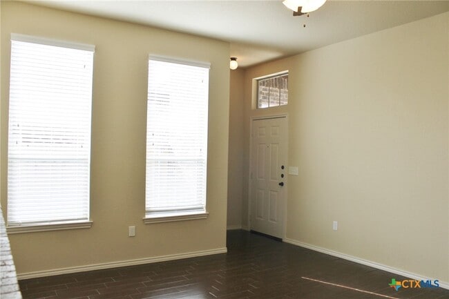 Building Photo - 665 Creekside Cir
