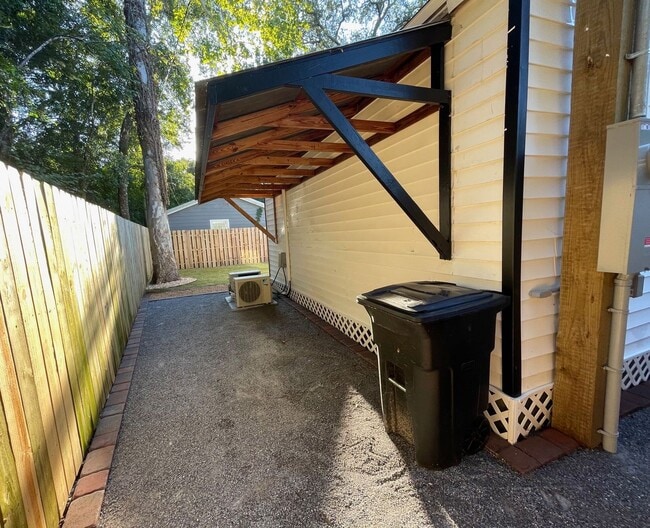 Building Photo - Peaceful Retreat! Just minutes from Niceville!