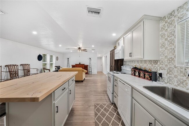 Building Photo - 4218 Lake Hancock Rd