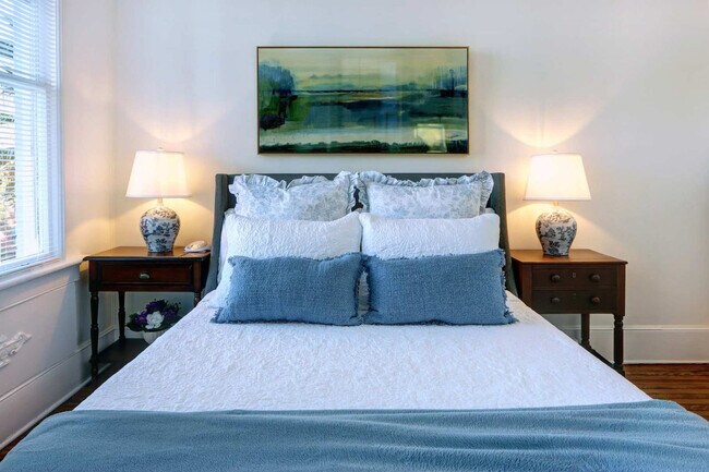 Building Photo - 306 E Victory Dr