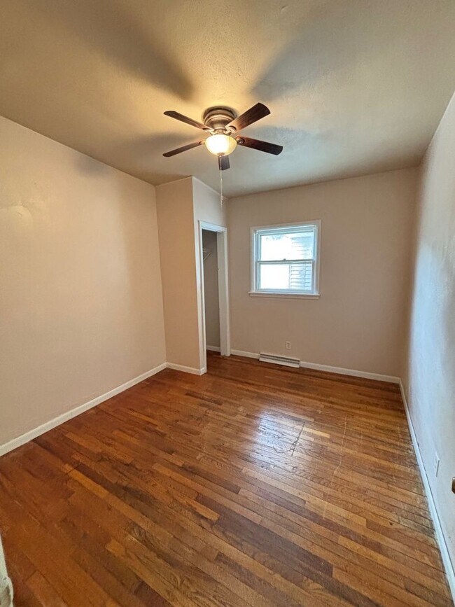 Building Photo - 926 N Linview Ave