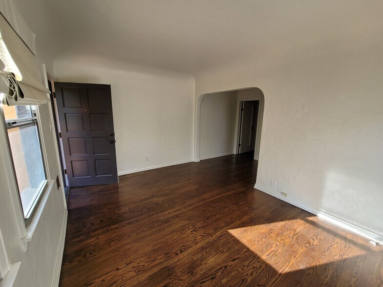 Building Photo - 1558 S Carmelina Ave