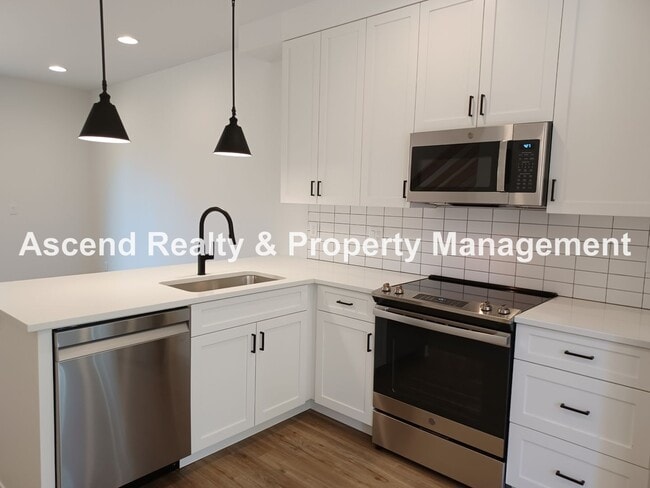 Building Photo - Newer 2 Level Townhome with Patio in Alberta Available August 10 Garbage Included Small Pets OK