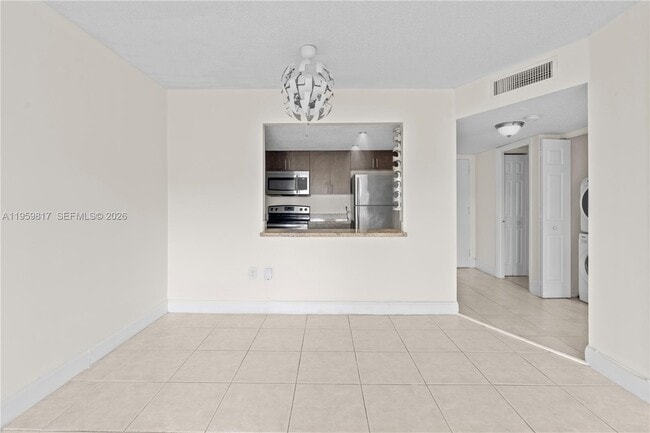 Building Photo - 4164 Inverrary Dr