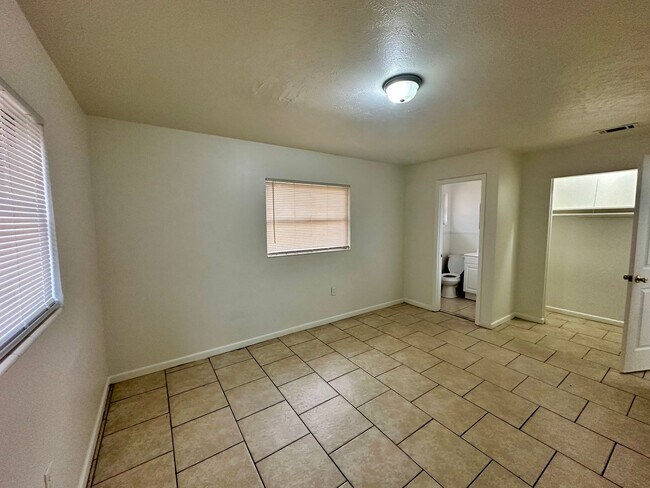 Building Photo - Charming 3-Bedroom, 1.5-Bathroom Home with Stunning Lake Views