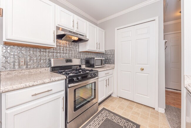 Building Photo - 2646 S Knightsbridge Cir
