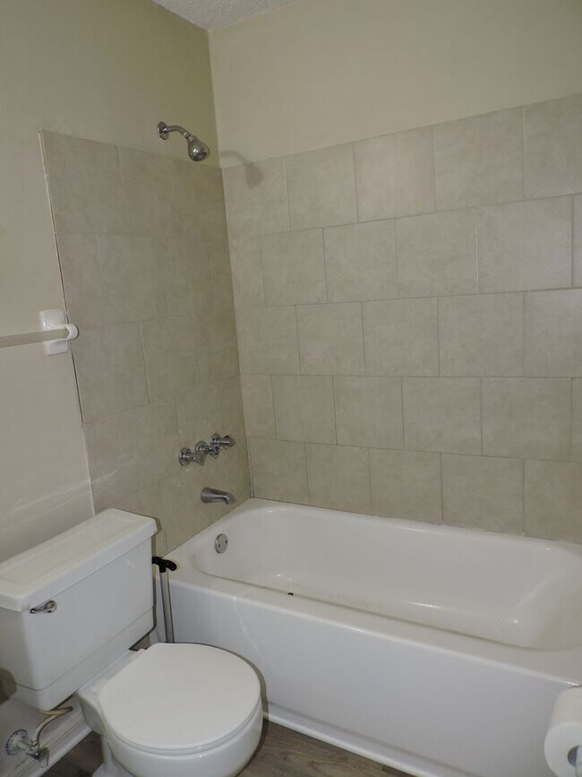 Building Photo - Convenient Northeast location!