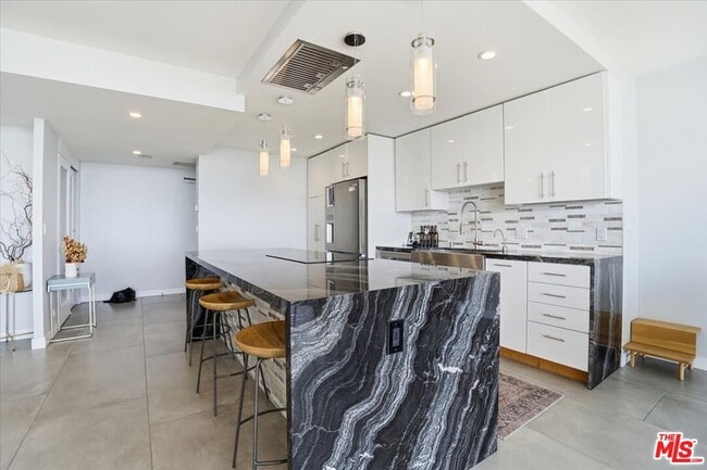 Building Photo - 2222 Ave of the Stars