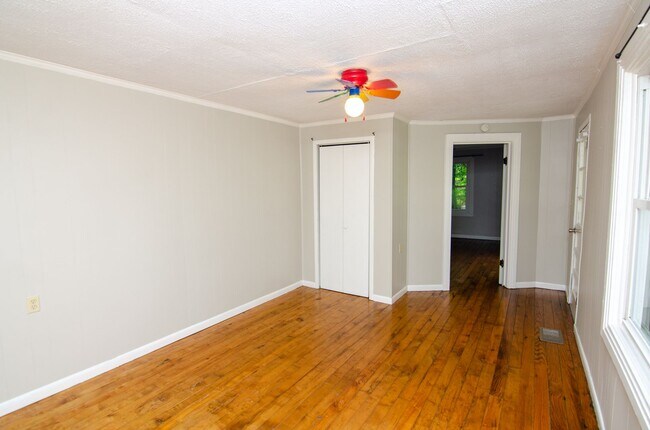 Building Photo - Country Living