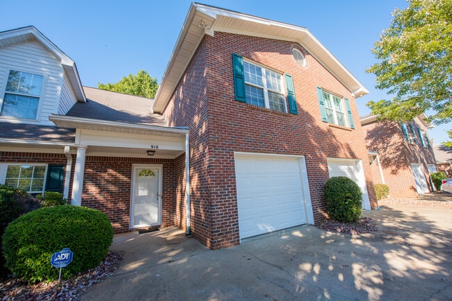 Primary Photo - 2428 E University Dr