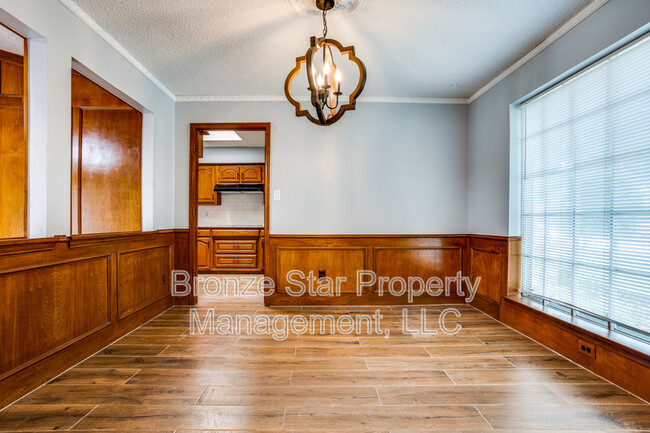 Building Photo - 1414 Woodcreek Dr