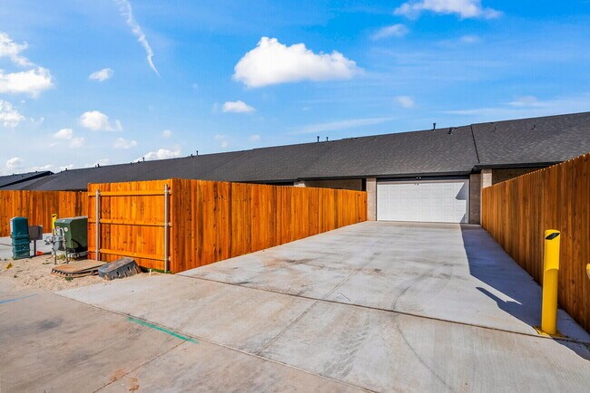 Building Photo - 10918 Albany Ave