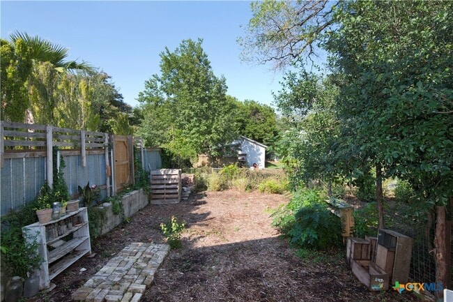 Building Photo - 620 Rogers St