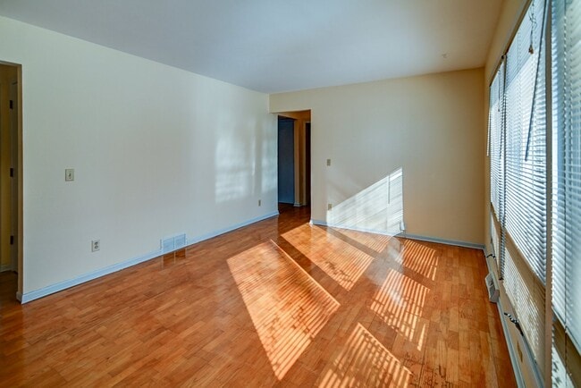 Building Photo - 12 Brompton Cir