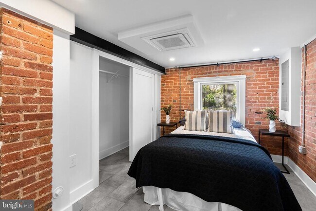 Building Photo - 1616 Kilbourne Pl NW