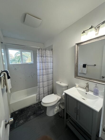 Building Photo - 750 Sheridan St