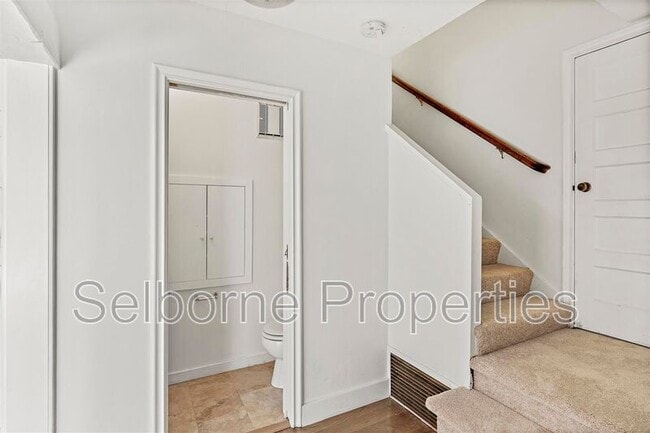Building Photo - 25 Selborne Dr