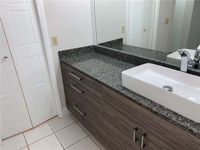 Building Photo - 434 Lakeview Dr