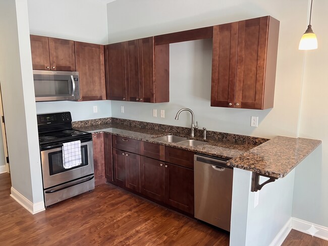 Building Photo - North Thomas 472-492