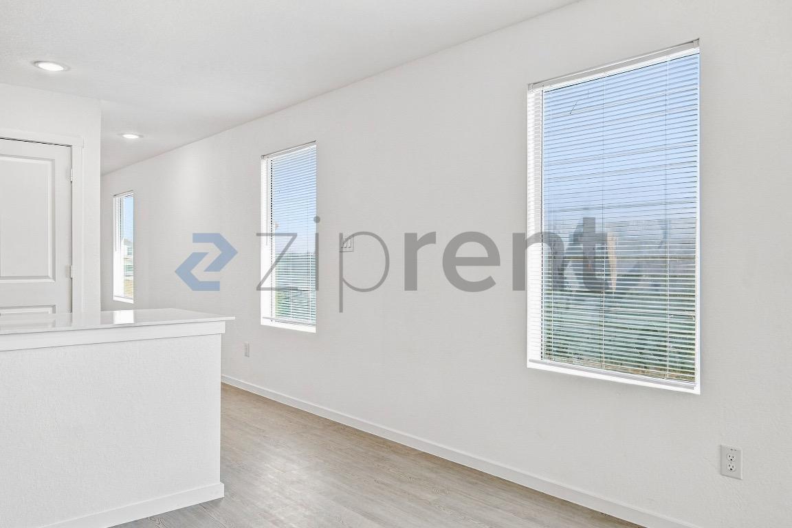 Building Photo - Unit