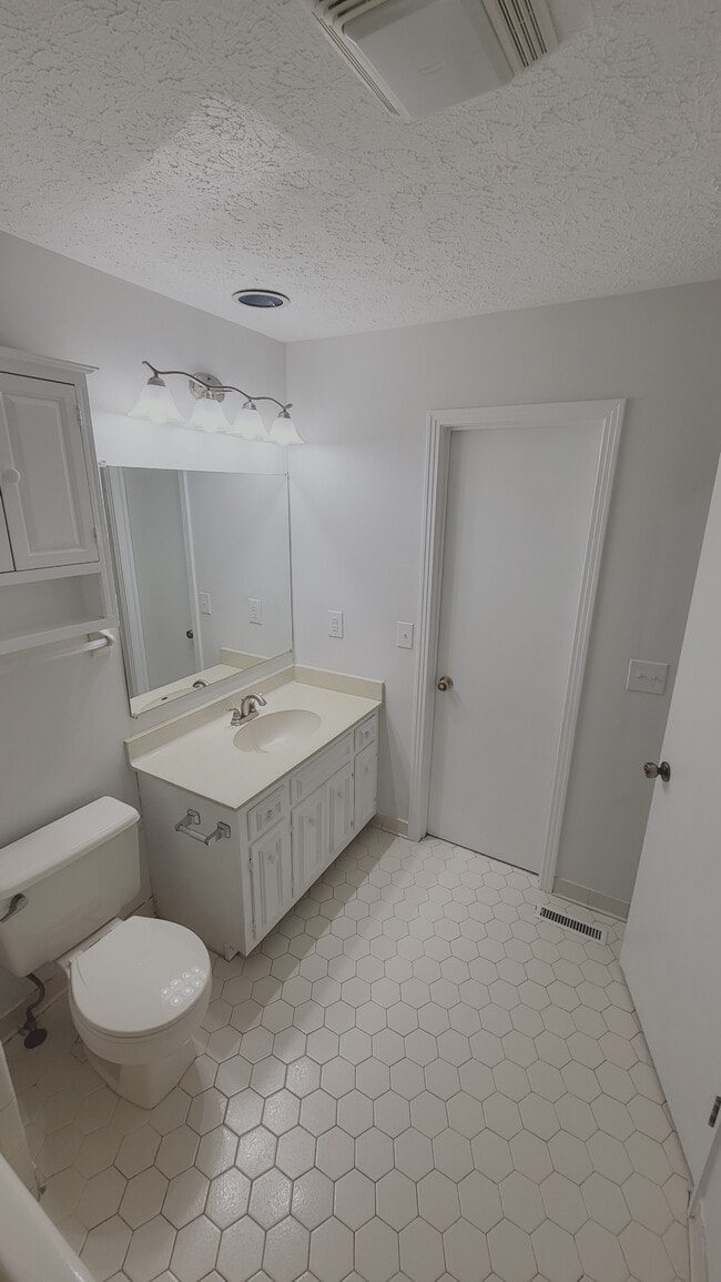 Building Photo - 301 Hickory Pl