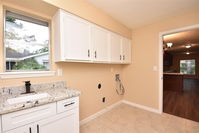 Building Photo - 2910 Colonial Dr