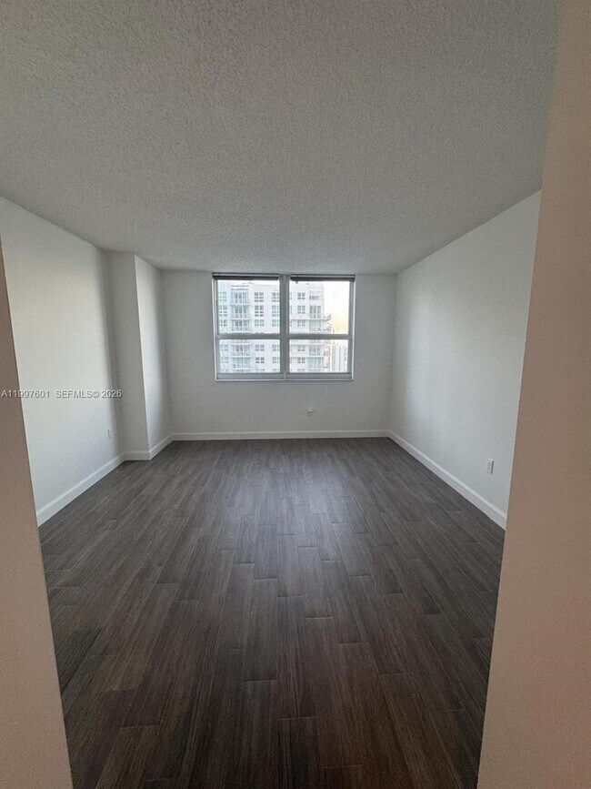 Building Photo - 1155 Brickell Bay Dr