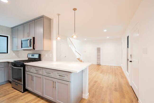 Interior Photo - 520 Pacific St