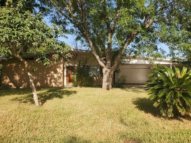 Primary Photo - 814 E Ebony Dr