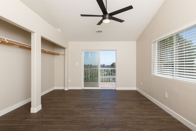 Building Photo - Beautiful House on Manhasset! Great Views! (Lease out, pending signatures. Check back in a few da...