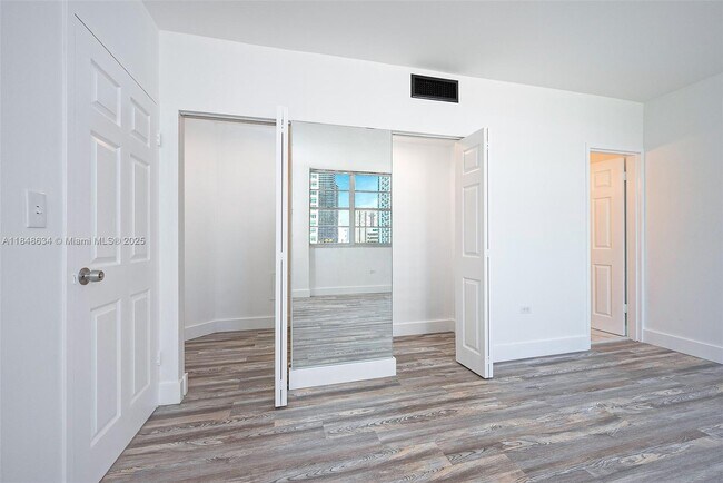 Building Photo - 801 Brickell Bay Dr