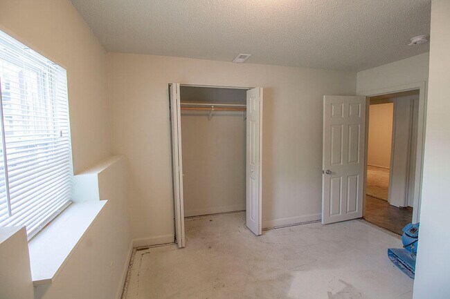 Building Photo - 210 Wheaton Ct