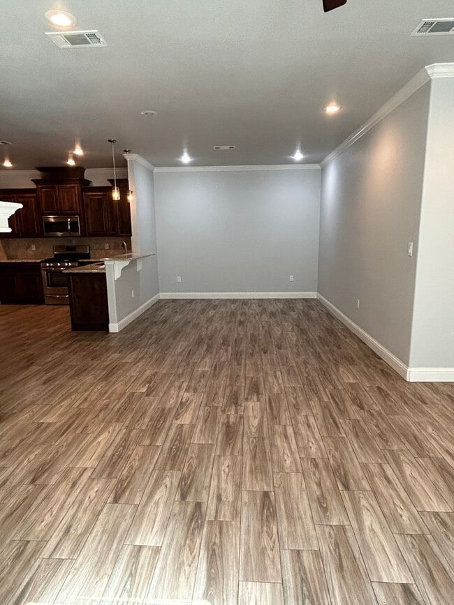 Building Photo - Beautiful Townhome