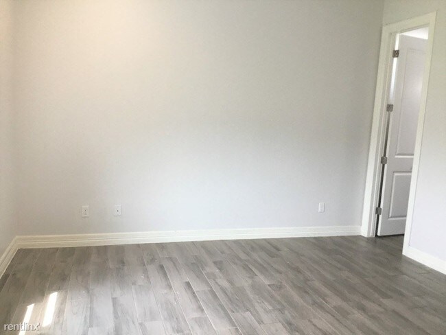 Building Photo - 107 E Acapulco St