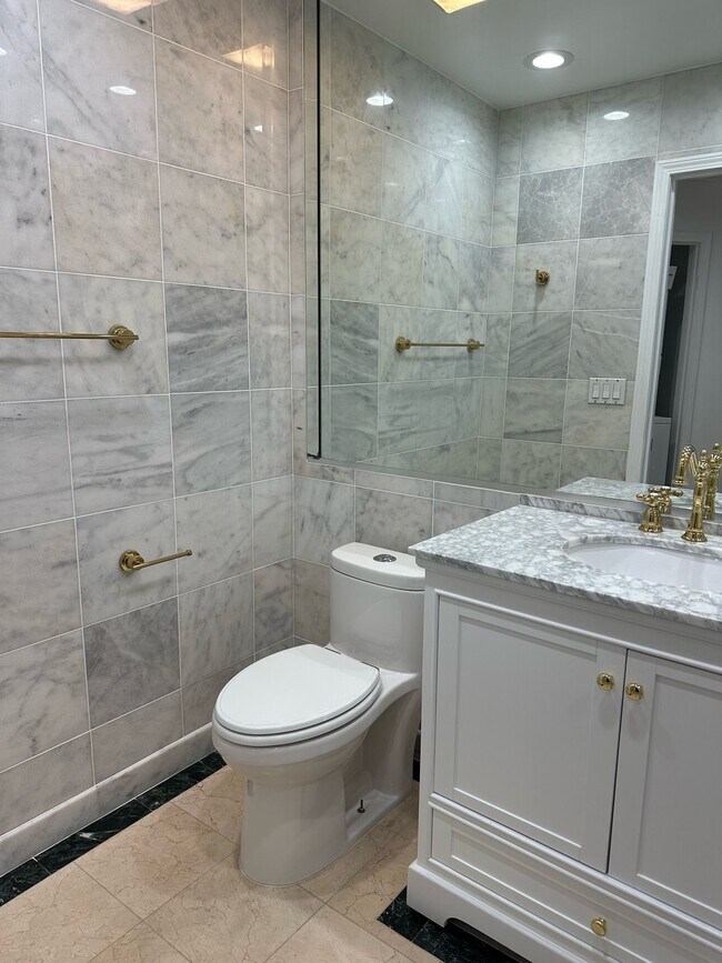 Building Photo - 435 Arnaz Dr