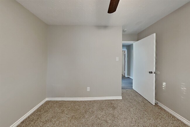 Building Photo - 7402 Grackle Dr