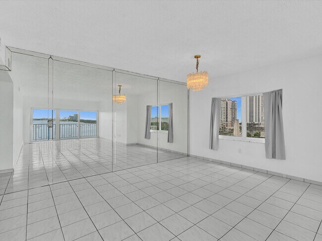 Building Photo - 500 Bayview Dr